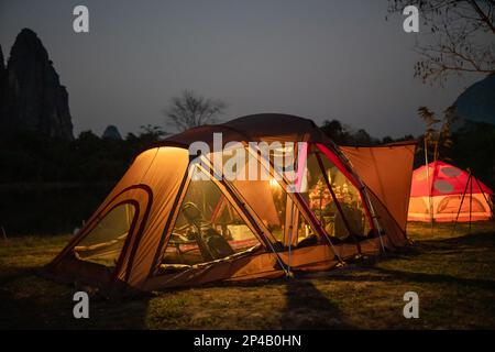 Tente camping site dans la nuit à Vientiane, Laos Banque D'Images