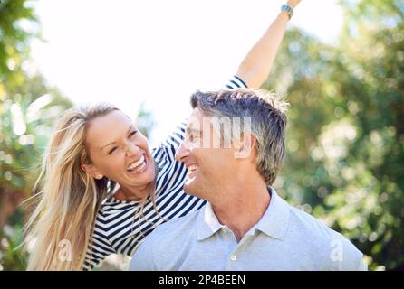 Je ne cesse jamais de vous apprécier. un bel homme mûr qui soutient sa femme dans le parc. Banque D'Images