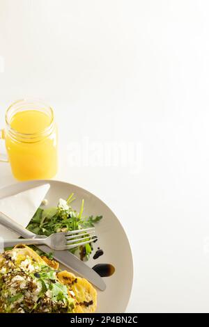 écrasée d'avocat avec feta et laitue sur des toasts avec réduction balsamique Banque D'Images