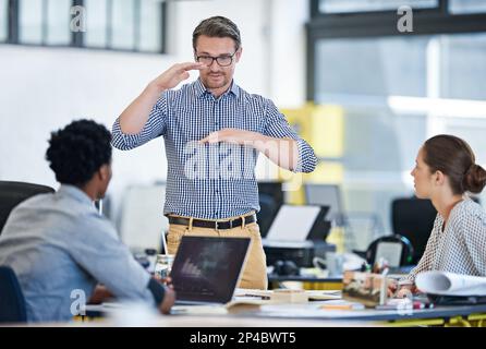 Le travail d'équipe est la première pierre angulaire du succès. groupe de concepteurs travaillant ensemble dans un bureau. Banque D'Images