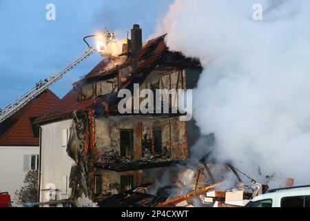 Stuttgart, Allemagne. 06th mars 2023. Les pompiers travaillent à partir d'une échelle aérienne sur le site d'une explosion. Un résident est absent après une explosion de gaz présumée dans l'immeuble à l'ouest de Stuttgart. Credit: Karsten Schmalz/KS-Images.de/dpa/Alamy Live News Banque D'Images