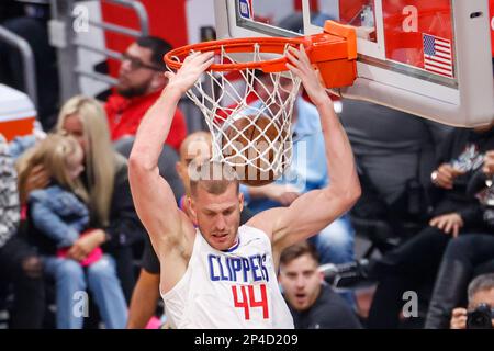 Los Angeles, Californie, États-Unis. 5th mars 2023. Le joueur de Los Angeles Clippers, Mason Plemlee, s'oppose aux Memphis Grizzlies lors d'un match de basket-ball de la NBA à la Crypto.com Arena de Los Angeles le vendredi 24 février 2023. (Credit image: © Ringo Chiu/ZUMA Press Wire) USAGE ÉDITORIAL SEULEMENT! Non destiné À un usage commercial ! Crédit : ZUMA Press, Inc./Alay Live News Banque D'Images