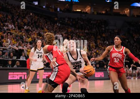 Minneapolis, Minnesota, États-Unis. 5th mars 2023. Iowa Hawkees avance MONIKA CZINANO (25) se dirige vers le panier pendant la première moitié de l'Iowa contre l'État de l'Ohio le dimanche 4 mars au championnat de basket-ball 2023 Big Ten Women's Tournament Championship à Minneapolis, Minnesota. (Credit image: © Steven Garcia/ZUMA Press Wire) USAGE ÉDITORIAL SEULEMENT! Non destiné À un usage commercial ! Banque D'Images