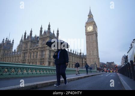 Un train de banlieue traverse le pont de Westminster dans le centre de Londres, tandis que l'air arctique se déplace dans le pays, ce qui peut conduire à la température la plus froide de l'année jusqu'à présent. Date de la photo: Lundi 6 mars 2023. Banque D'Images