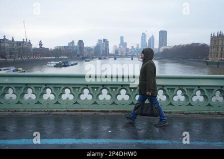 Un train de banlieue traverse le pont de Westminster dans le centre de Londres, tandis que l'air arctique se déplace dans le pays, ce qui peut conduire à la température la plus froide de l'année jusqu'à présent. Date de la photo: Lundi 6 mars 2023. Banque D'Images