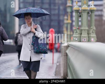 Un train de banlieue traverse le pont de Westminster dans le centre de Londres, tandis que l'air arctique se déplace dans le pays, ce qui peut conduire à la température la plus froide de l'année jusqu'à présent. Date de la photo: Lundi 6 mars 2023. Banque D'Images