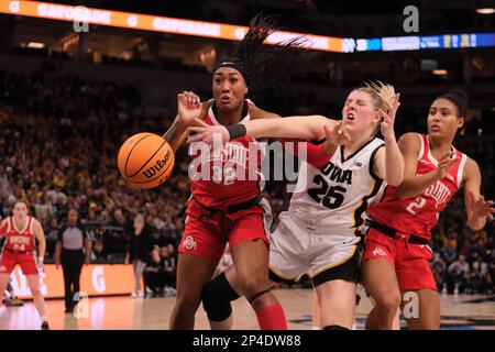 Minneapolis, Minnesota, États-Unis. 5th mars 2023. Iowa Hawkees Forward MONIKA CZINANO (25) fouets Ohio State Buckees Forward COTIE MCMAHON (32) pendant la deuxième moitié de l'Iowa contre l'État de l'Ohio le dimanche 4 mars au championnat de basket-ball Big Ten 2023 à Minneapolis, Minnesota. Iowa a gagné 105-72 (Credit image: © Steven Garcia/ZUMA Press Wire) USAGE ÉDITORIAL SEULEMENT! Non destiné À un usage commercial ! Banque D'Images