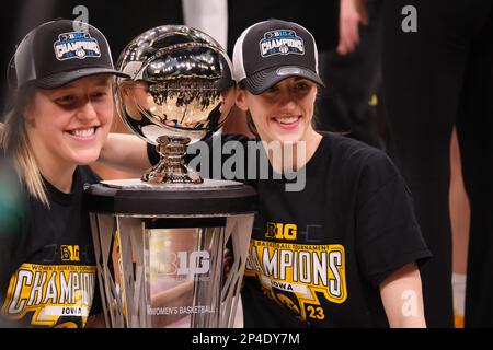 Minneapolis, Minnesota, États-Unis. 5th mars 2023. Les Hawkees de l'Iowa, CAITLIN CLARK (22) et les Hawkees de l'Iowa, avant MONIKA CZINANO (25), posent avec le trophée lors de la cérémonie de remise des prix du championnat à la fin de l'Iowa contre l'État de l'Ohio, le dimanche 4 mars, au championnat de basket-ball Big Ten 2023 à Minneapolis, Minnesota. Iowa a gagné 105-72 (Credit image: © Steven Garcia/ZUMA Press Wire) USAGE ÉDITORIAL SEULEMENT! Non destiné À un usage commercial ! Banque D'Images