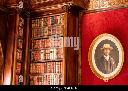 Bibliothèque au Monserrate Palace, Sintra, Portugal, portrait d'un homme anglais sur le mur Banque D'Images