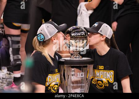 Minneapolis, Minnesota, États-Unis. 5th mars 2023. Les Hawkees de l'Iowa gardent CAITLIN CLARK (22) et les Hawkees de l'Iowa font avancer MONIKA CZINANO (25) embrasser le trophée lors de la cérémonie de remise des prix du championnat à la fin de l'Iowa contre l'État de l'Ohio le dimanche 4 mars au Championnat du tournoi de basketball des femmes Big Ten 2023 à Minneapolis, Minnesota. Iowa a gagné 105-72 (Credit image: © Steven Garcia/ZUMA Press Wire) USAGE ÉDITORIAL SEULEMENT! Non destiné À un usage commercial ! Banque D'Images