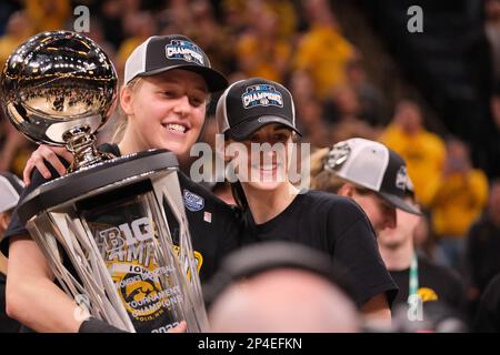 Minneapolis, Minnesota, États-Unis. 5th mars 2023. La garde des Hawkees de l'Iowa CAITLIN CLARK (22) et la garde des Hawkees de l'Iowa, MONIKA CZINANO (25), ont remporté le trophée lors de la cérémonie de remise des prix du championnat à la fin de l'Iowa contre l'État de l'Ohio, le dimanche 4 mars, au championnat du tournoi de basketball des femmes Big Ten 2023 à Minneapolis, Minnesota. Iowa a gagné 105-72 (Credit image: © Steven Garcia/ZUMA Press Wire) USAGE ÉDITORIAL SEULEMENT! Non destiné À un usage commercial ! Banque D'Images