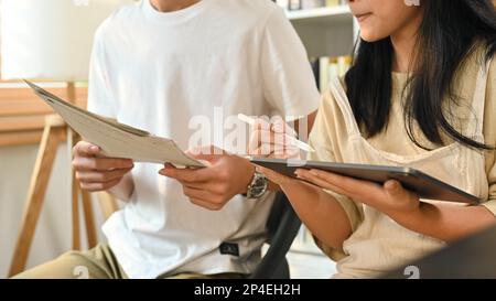 Photo rognée d'un enseignant donnant des leçons privées à une jeune fille étudiante. Enseignement à domicile enfants concept d'éducation Banque D'Images