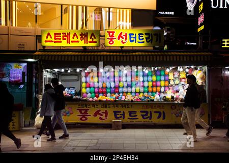 Ballotonner et jouer aux fléchettes dans les jeux de carnaval au marché de nuit de la rue Haeundae pour les coréens et les voyageurs étrangers visite et p Banque D'Images