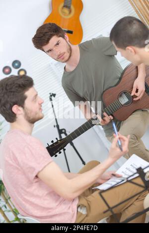 jeunes hommes ensemble dans un studio de musique Banque D'Images