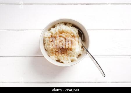 Riz traditionnel allemand au lait de cannelle et de sucre, connu sous le nom de Milchreis en Allemagne Banque D'Images