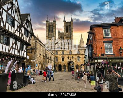 Piétons, touristes dans la vieille ville, vue de la cathédrale de Lincoln, la cathédrale de St Mary, gothique, Lincoln, Lincolnshire, Angleterre, Unis Banque D'Images