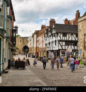 Piétons dans la vieille ville, Lincoln, Lincolnshire, Angleterre, Royaume-Uni Banque D'Images