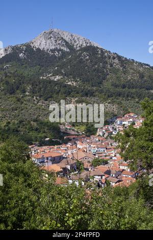 Le village de Lesvos d'Agiasos au-dessous du Mont Olympos, Grèce Banque D'Images