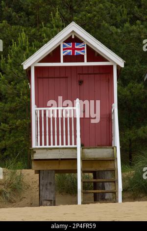 Cabanes de plage peintes en couleurs à Holkham Bay près de Wells by the Sea, North Norfolk, Angleterre. La plage de sable et les cabanes de cartes postales sont des vacances populaires Banque D'Images