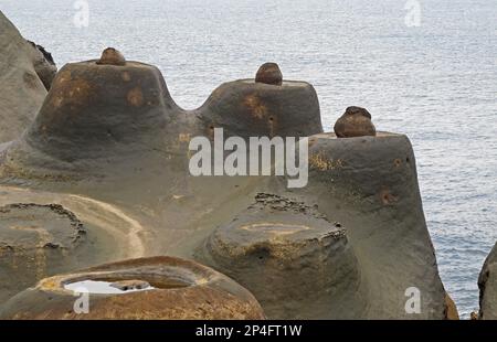 Formation de roches en forme de bougies sur des roches côtières érodées, Yehliu Geopark, Yehliu Promontory, Taïwan Banque D'Images