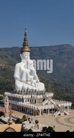 Wat Pha Sorn Kaew le Temple sur Une falaise de verre Khao Kho, Petchabun, Thaïlande. Bouddha blanc temple dans la montagne Banque D'Images