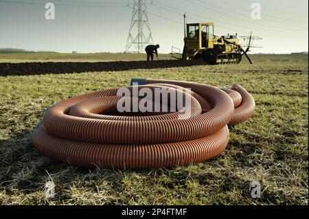 Machine de drainage, de pose de tuyaux et de pose de tuyaux en continu dans l'agriculture arable, Pilling, Lancashire, Angleterre, Royaume-Uni Banque D'Images