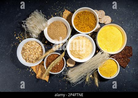 Sélection de céréales complètes sans gluten. Ensemble de différentes céréales sans gluten : riz, sarrasin, gruaux de maïs, quinoa, millet, avoine, sarrasin, bulgu Banque D'Images