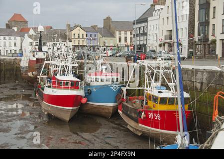 Bateaux de pêche amarrés dans le port d'une ville côtière, à marée basse le soir, Ramsey, île de Man Banque D'Images