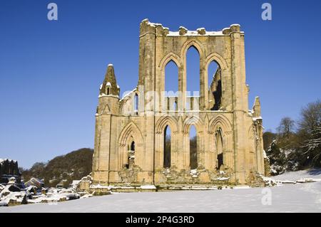 Vue sur les ruines d'une abbaye cistercienne dans la neige, Abbaye de Rievaulx, North York Moors N. P. North Yorkshire, Angleterre, Royaume-Uni Banque D'Images