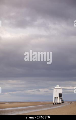 Nuages de pluie et phare de poteau en bois bas sur la plage à marée basse, faible lumière (phare sur les jambes), Burnham-on-Sea, Somerset, Angleterre, United Banque D'Images