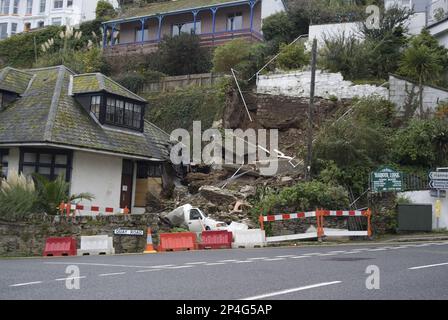 Glissement de terrain avec une camionnette enterrée sous des débris dans une ville côtière, Quay Road, Looe, Cornwall, Angleterre, Octobre 2008 Banque D'Images