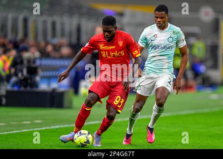 Milan, Italie. 05th, mars 2023. Samuel Umtiti (93) de Lecce et Denzel Dumfries (2) d'Inter vu pendant la série Un match entre Inter et Lecce à Giuseppe Meazza à Milan. (Crédit photo: Gonzales photo - Tommaso Fimiano). Banque D'Images