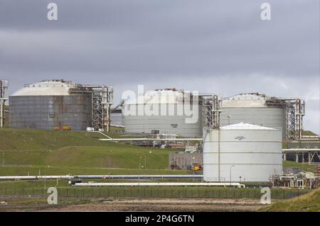 Réservoirs de stockage au terminal du pétrole côtier et du gaz naturel liquéfié, au terminal du pétrole de Sullom Voe, à Sullom Voe, au continent, aux îles Shetland, en Écosse Banque D'Images