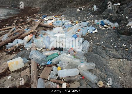 Litière marine, bouteilles en plastique lavées sur la plage, Chapmans Pool, Dorset, Angleterre, Royaume-Uni Banque D'Images