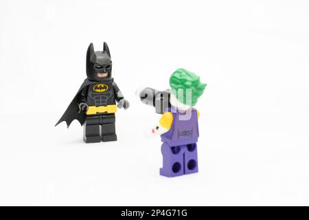 Un Joker Lego avec une caméra pointée à Batman, DC Comics figurines, isolé sur fond blanc Banque D'Images