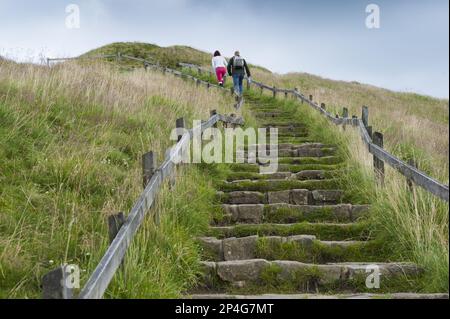 Marcheurs marchant sur des marches, sur le chemin calcaire pour se protéger contre l'érosion du sol, MAM Tor, High Peak District, Derbyshire, Angleterre, Royaume-Uni Banque D'Images