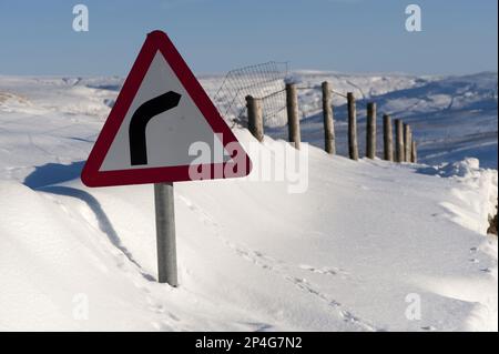 Signalisation routière en glissement de neige au bord de la route, Upper Swaledale, North Yorkshire, Angleterre, Royaume-Uni Banque D'Images