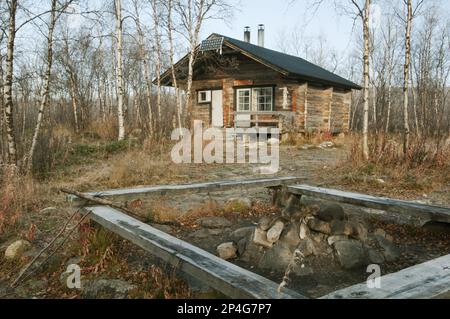 Foyer et cabane en rondins dans la forêt boréale, en Laponie, dans le nord-ouest de la Finlande Banque D'Images