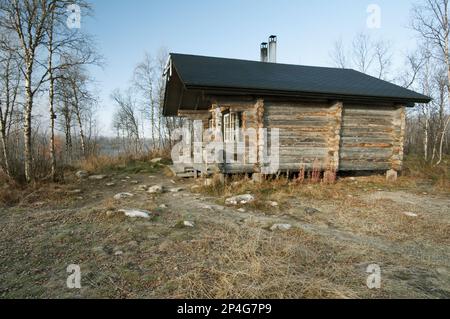 Cabane en rondins dans la forêt boréale, en Laponie, dans le nord-ouest de la Finlande Banque D'Images