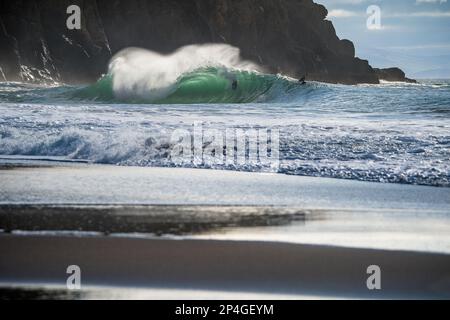 Bodyboarder à cheval sur une grande vague à Porth Ceiriad près d'Abersoch Banque D'Images