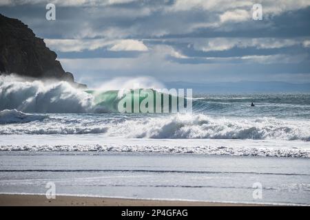 Nord du pays de Galles tonneau et surfeur creux à Porth Ceiriad près d'Abersoch Banque D'Images