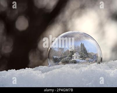 Boule à neige, Temple Apollo, Parc de montagne Wilhelmshoehe classé au patrimoine mondial de l'UNESCO, Kassel, Hesse, Allemagne Banque D'Images