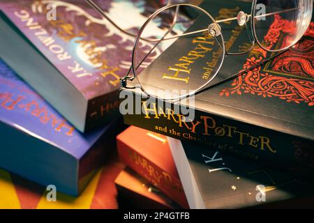 Bangkok, Thaïlande - 26 février 2023 : Une pile de livres Harry Potter. Banque D'Images