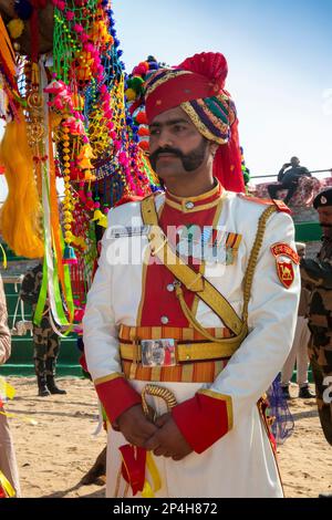 Inde, Rajasthan, Bikaner, Centre national de recherche Camel, Festival Camel, soldat de la Force de sécurité frontalière en uniforme vestimentaire Banque D'Images