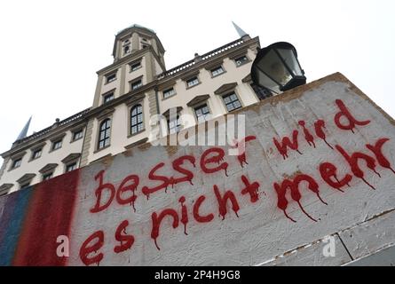 Augsbourg, Allemagne. 06th mars 2023. "Ça ne va pas mieux que ça" peut être lu en face de la mairie. Le camp a été initié par les vendredis pour l'avenir à la mi-2020 et est le plus ancien camp de climat ininterrompu en Allemagne. Credit: Karl-Josef Hildenbrand/dpa/Alay Live News Banque D'Images