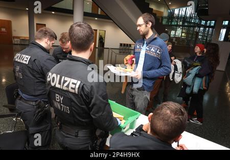 Augsbourg, Allemagne. 06th mars 2023. Un homme de 34 ans se tient devant une salle d'audience du tribunal local pendant le contrôle de l'admission. L'homme est accusé d'avoir occupé le gouvernement de la Souabe avec deux autres personnes en octobre 2022, malgré l'interdiction de la maison, et d'avoir accusé le président du gouvernement de l'époque de corruption. Credit: Karl-Josef Hildenbrand/dpa/Alay Live News Banque D'Images