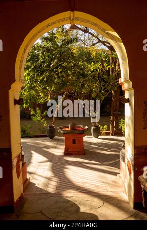 Inde, Rajasthan, Bikaner, Bhairon Vilas Heritage Hotel, terrasse à travers l'arche Banque D'Images