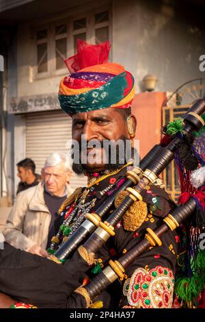 N10897 Inde, Rajasthan, Bikaner, Camel Festival Parade, Rajasthani Bagpiper Banque D'Images