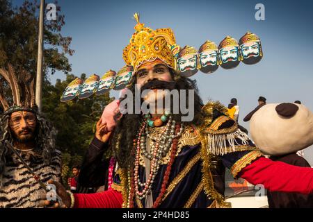 Inde, Rajasthan, Bikaner, Camel Festival Parade, danseur traditionnel de Rajasthani comme divinité hindoue à plusieurs têtes Banque D'Images