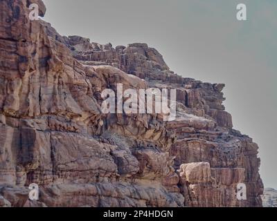 lit de rivière de l'oued mujib près de la mer morte à la frontière entre la Jordanie et Israël. Banque D'Images